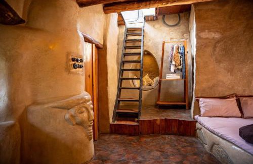 Naina Range Lit Et Petit-Déjeuner | Hidden Earthen Home With An SUV Car As Entrance