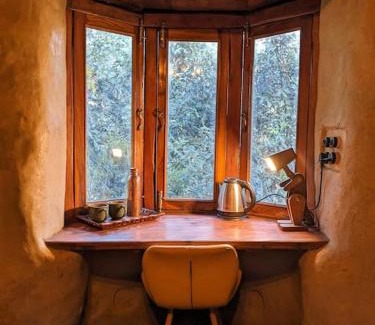 Naina Range Lit Et Petit-Déjeuner | Hidden Earthen Home With An SUV Car As Entrance