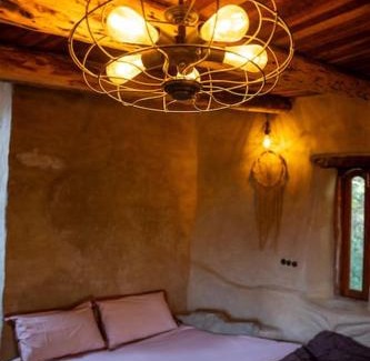 Naina Range Lit Et Petit-Déjeuner | Hidden Earthen Home With An SUV Car As Entrance