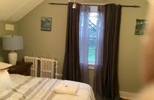 Niagara Falls Maison | Central Niagara Home with Sauna & Pool