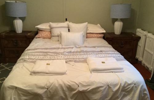 Niagara Falls Maison | Central Niagara Home with Sauna & Pool