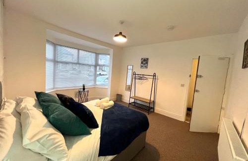 Holbrooks Maison | Spacious 5-bed house in Coventry by Seeka Stay, Ideal for business, Sleeps 7!