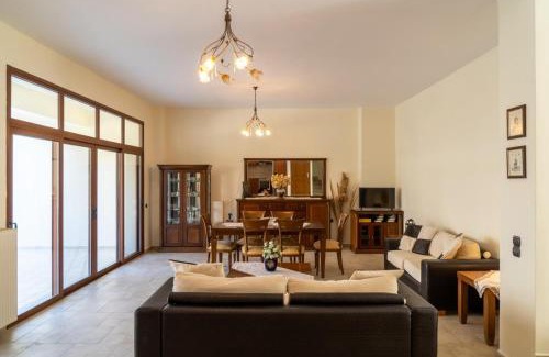 Akoumia Maison | House of Papadogiannis