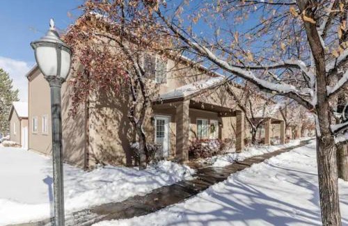 Logan Appartement | 3 Bed, 1.5 bath Townhouse Close to USU & Main Street