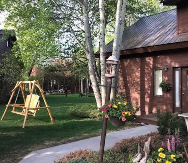 South Park Chalet De Ski | Ski Jackson Hole, Yellowstone access, Indoor jacuzzi, remodeled kitchen n baths.