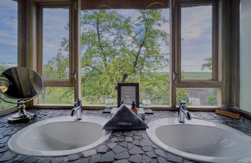 Okaukuejo Cabine | Ongava Lodge