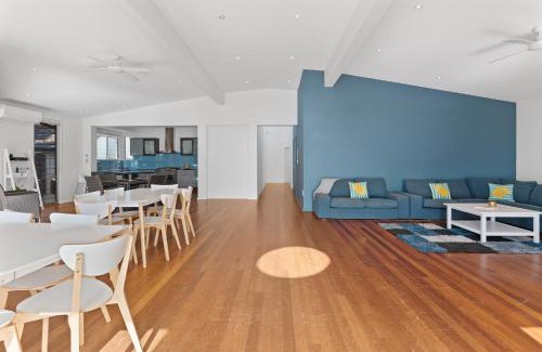 Toowoon Bay Maison | MODERN BEACH MANSION / 2 MINUTES FROM WATER