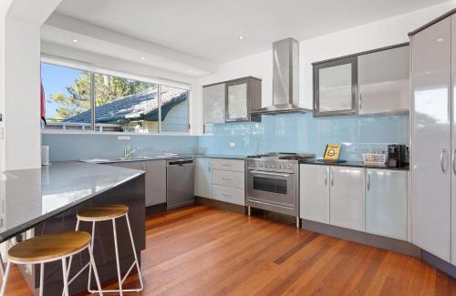 Toowoon Bay Maison | MODERN BEACH MANSION / 2 MINUTES FROM WATER