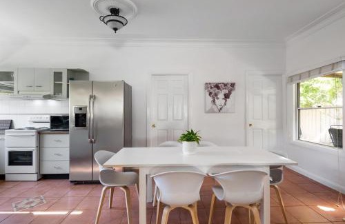 Budgewoi Maison | Cute and Relaxed Holiday Home - Close to Beach