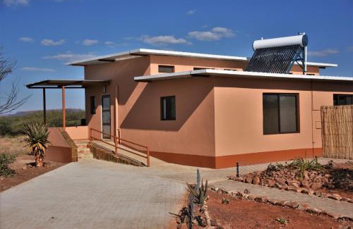 Otjiwarongo Cabine | Cheetah View Lodge