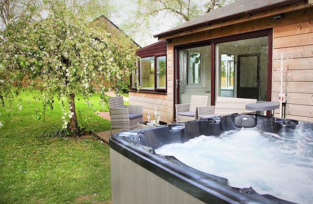 Wood Lodge. Private retreat great outdoor space, right on the Tarka Trail.