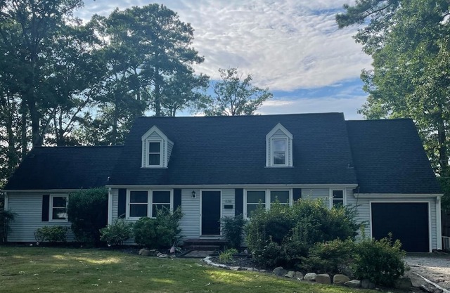 Charming Farmhouse on a Lake! 10 minutes from Oceanfront