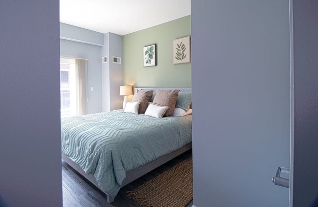 PWR| Downtown! LOCATION! Close to Starbucks! 19224