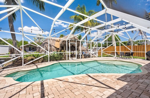 3/2 Tropical, Waterfront Oasis, Pool Home, w/ Dock