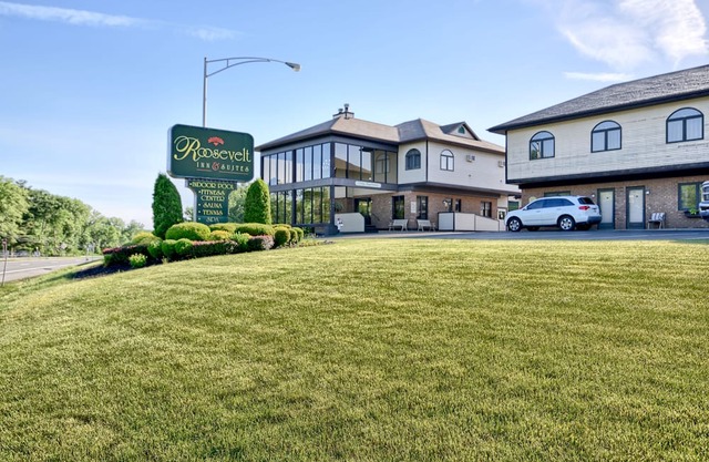 Roosevelt Inn & Suites Lawn View Room