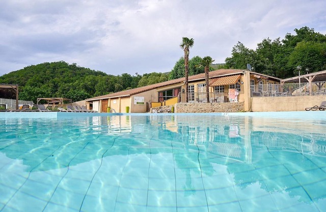 Luxe Sanitary XL 6 Pers. Villatent at child-friendly campsite in the Ardèche