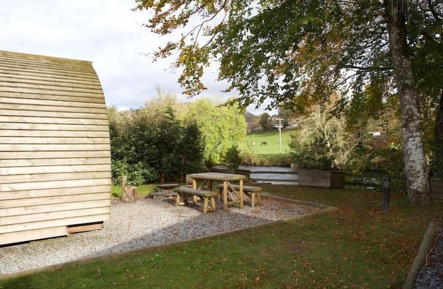 Un wigwam de qualité supérieure avec bain à remous pouvant accueillir 4 personnes, dont 2 adultes.