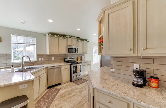 Mtn-view Gem w/Outdoor Entertainment in Ahsahka!