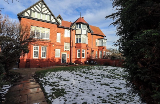 CLIFTON DRIVE APARTMENT, pet friendly in Lytham St. Annes