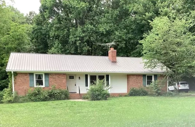 Charming Ranch, 2 bdr. 2 bath 1400 sq.ft.Large living room,kitchen & dining area