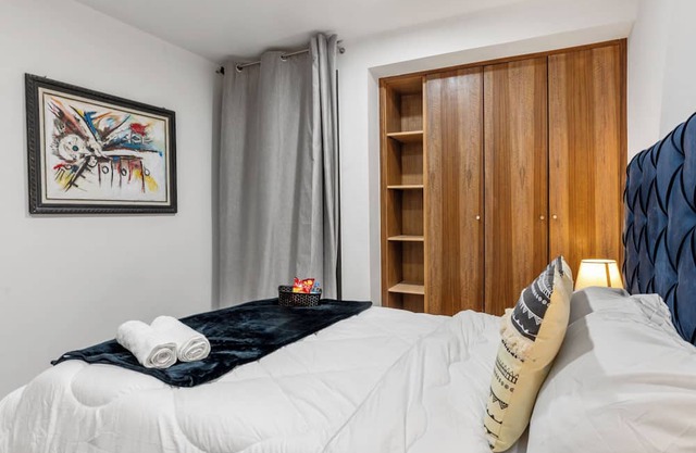 Stylish & Modern 2 BR apartment near Angré Nouveau Chu. Perfect for groups of 4!