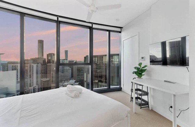4305 Fantastic 3B2B Skytower Apt w/Gym | BBQ | Pool