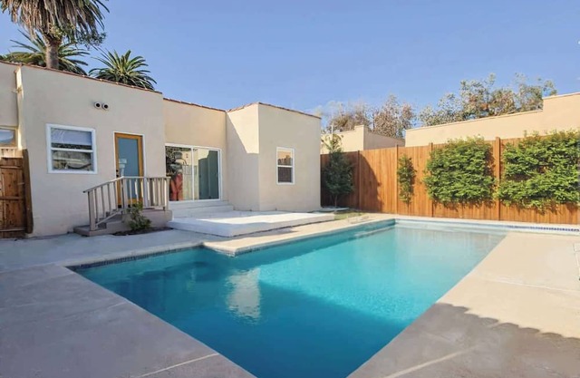 Cozy Retreat w pool prime Location