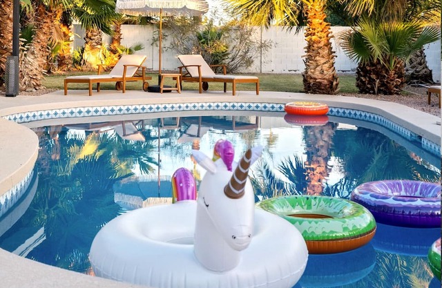 Desert Paradise - Family Friendly - Fridge Stocking - Sleeps 12 - Pool+Hot Tub!
