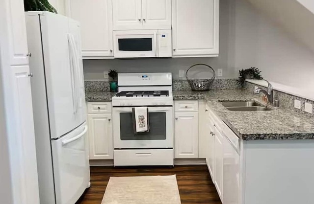 Cozy 3-Bedroom Home with Private Baths – Fully Furnished and Ready for You!