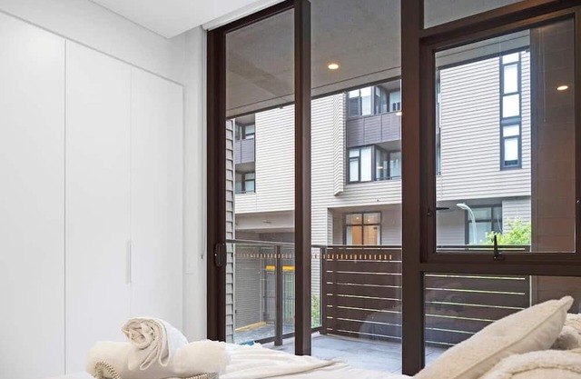 Modern Split Level 2Bed w Pool