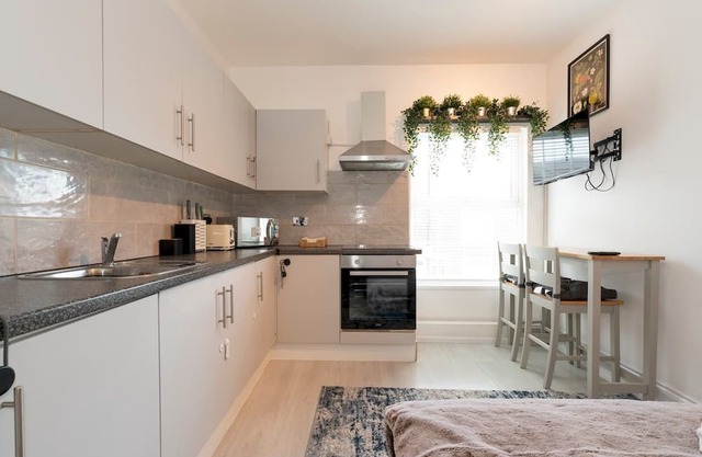 Pass the Keys | 4-Bedroom Cottage in London - Sleeps 10 + Parking