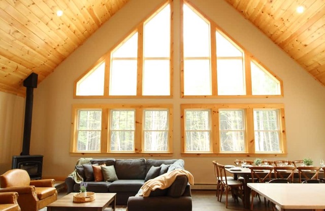 Spacious 5-bedroom house with short walk to the banks of the Saco river