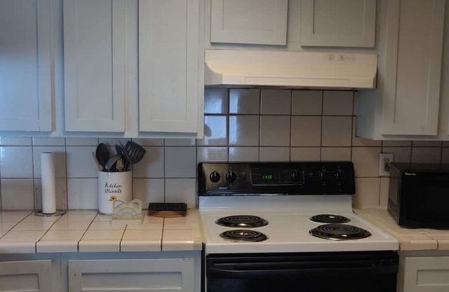 Charming 2-bedroom apartment in cool Fresno with WiFi, AC