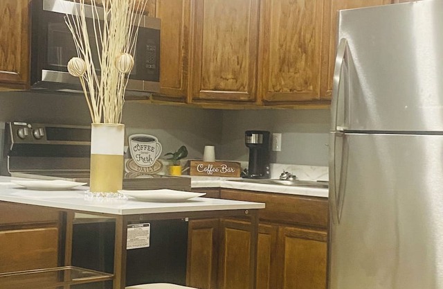 5 min drive to LSU, Charming 2bedroom/1 bath apartment, sleeps 6, pet friendly.
