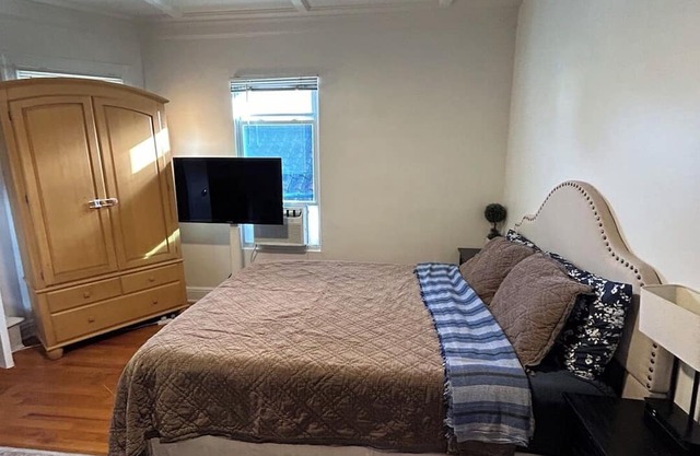 Cozy private room in enjoyable Queens with WiFi, AC