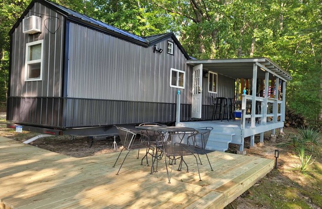New! Robin's Nest - Cute Lakefront Tiny House with Private Dock and A/C!