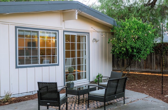Tech Retreat: Bike-Friendly to Apple offices, Walk to Main Street Eats!