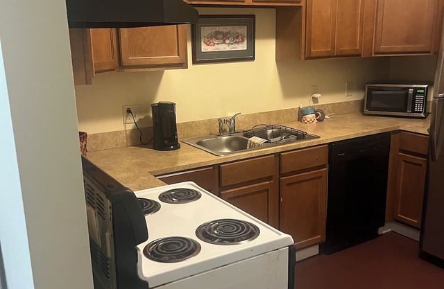Charming 3-bedroom condo in brilliant Lake Charles with WiFi, AC