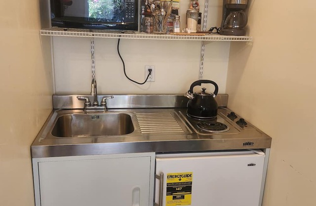 Cute private Mar Vista mini room