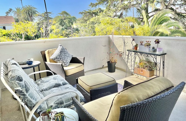 Sunny, spacious, private oasis, near beach in Santa Monica