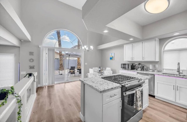 **Ultimate Vegas Retreat**: Experience spacious luxury perfect for group