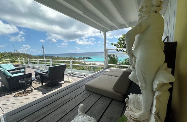 Spacious 3-bedroom house with a pool and panoramic views of Horseshoe Bay Beach