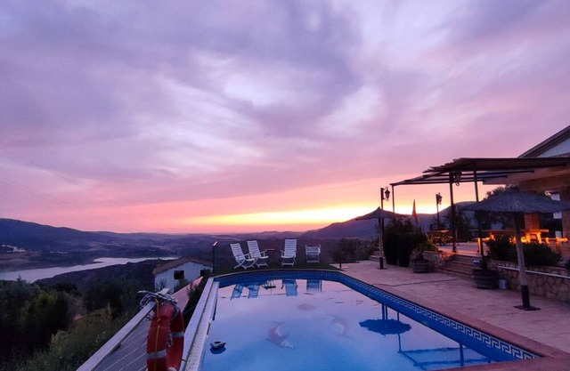 House with views of the mountains and the reservoir, with fireplace and saltwater pool