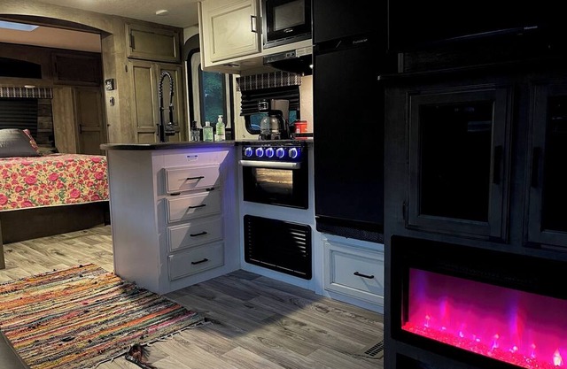 Cozy 5BD 2BR w/Fireplace & Modern Amenities, spacious RV @ KHP