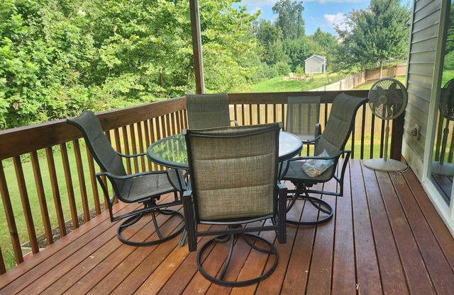 Spacious 4-bedroom on a quiet cul-de-sac in Burlington. Near Elon & Greensboro.