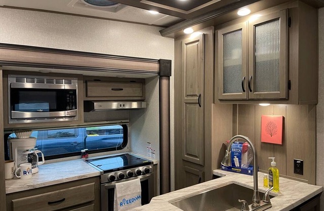 Spacious 2-bedroom Luxury RV w/3BD & Cozy fireplace