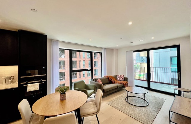 Luxury Central 2 bedroom 2 bathroom apartment with Balcony 5 minutes from Tube