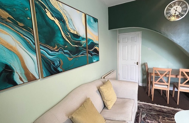 Cosy 3BDR Family house|Garden|Parking|Wifi|2 Smart TVS