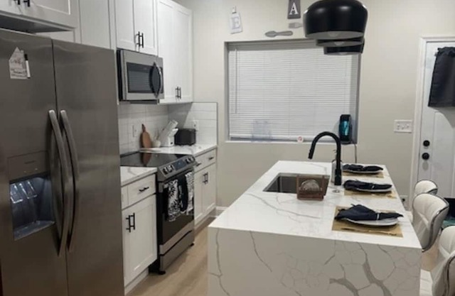 Charming 4-bedroom townhome with AC and WiFi in Baltimore