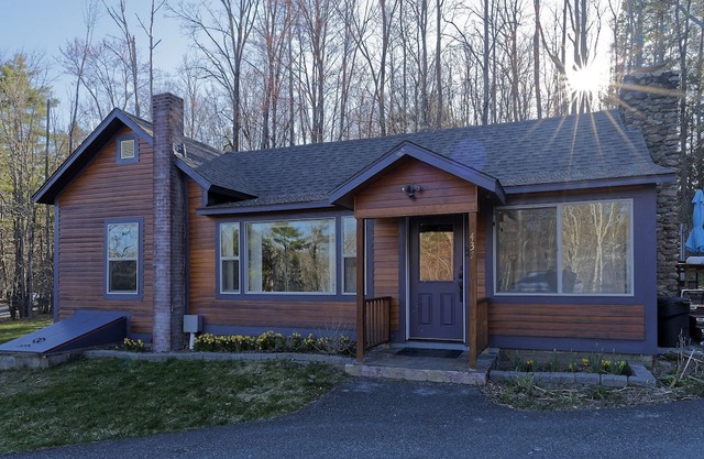 NEW LISTING! Qutie Pie House (2-Bedroom Home) by RedAwning
